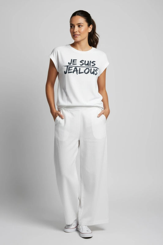 Jealous Tee white t-shirt with JE SUIS JEALOUS design and  white pants